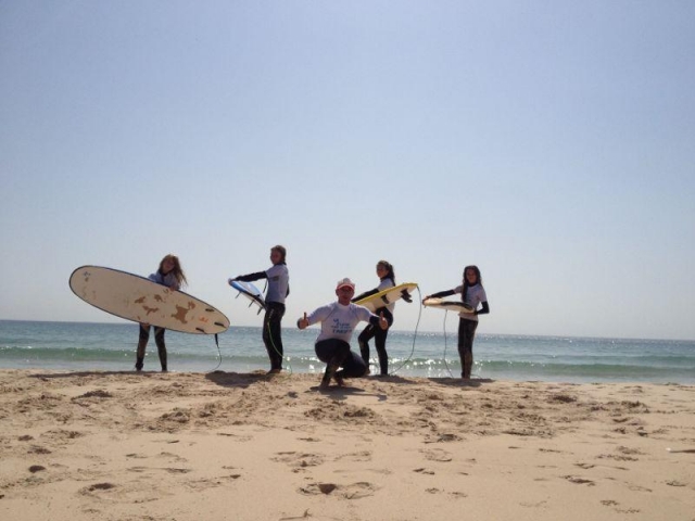 instructor y ninas con sus tablas